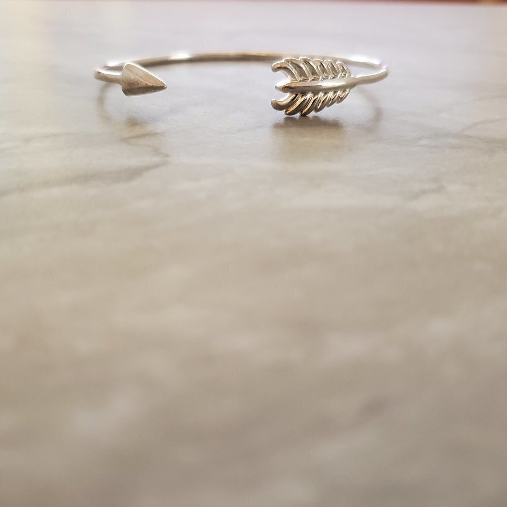 🏹 Stella and Dot Dainty Minimalist Gilded Arrow Cuff Bangle Bracelet 🏹 - Picture 1 of 6